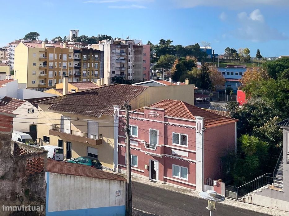 Vende-se Moradia T7 com 2 pisos e logradouro no Cadaval