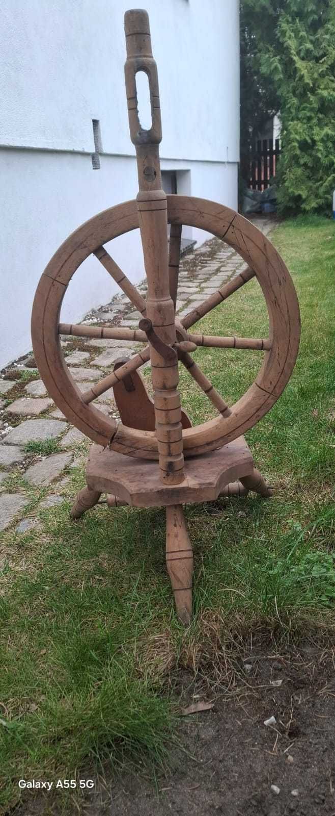Kołowrotek do przędzenia wełny