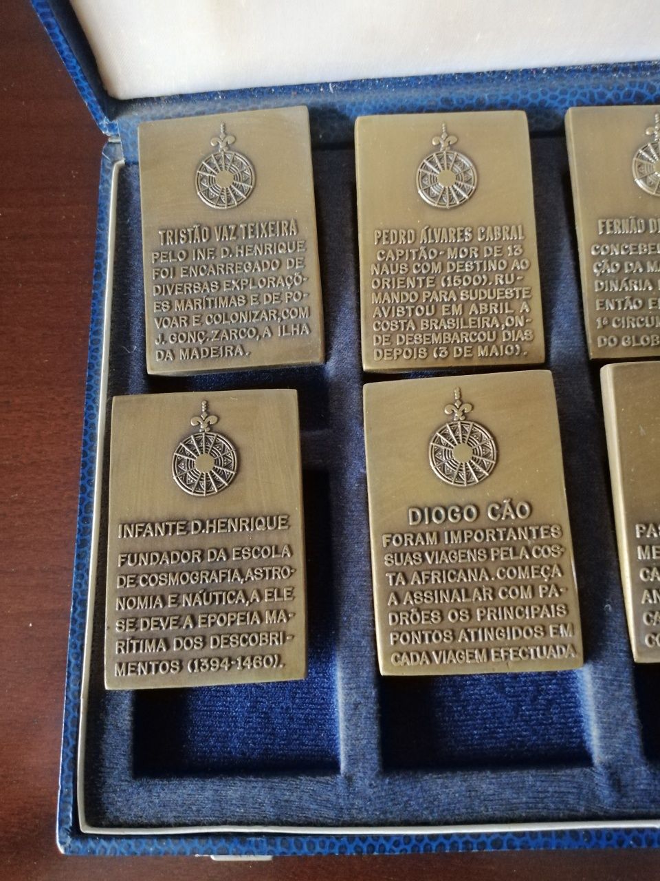 Coleção de medalhas de navegadores portugueses em estojo