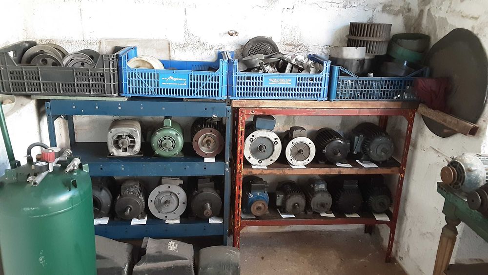 Motores elétricos de vários tamanhos