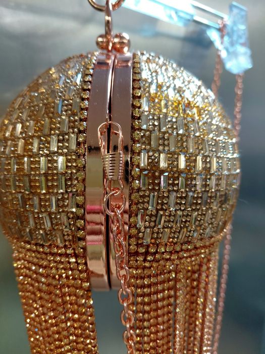 Kopertówka z kryształków i frędzli dopinany łańcuszek złota