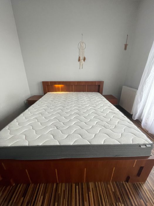 Łóżko dwuosobowe z wygodnym grubym materacem