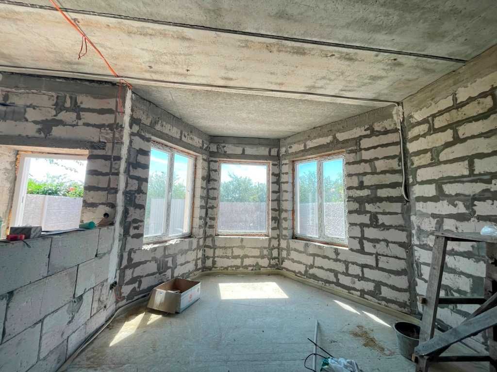 В продаже новый, современный дом возле моря!