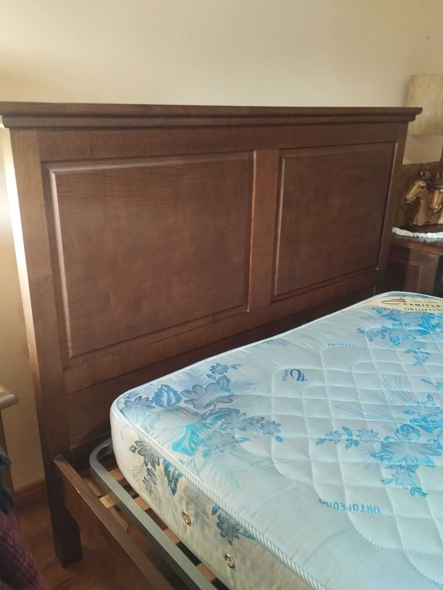 Cama + 2 mesas cabeceira