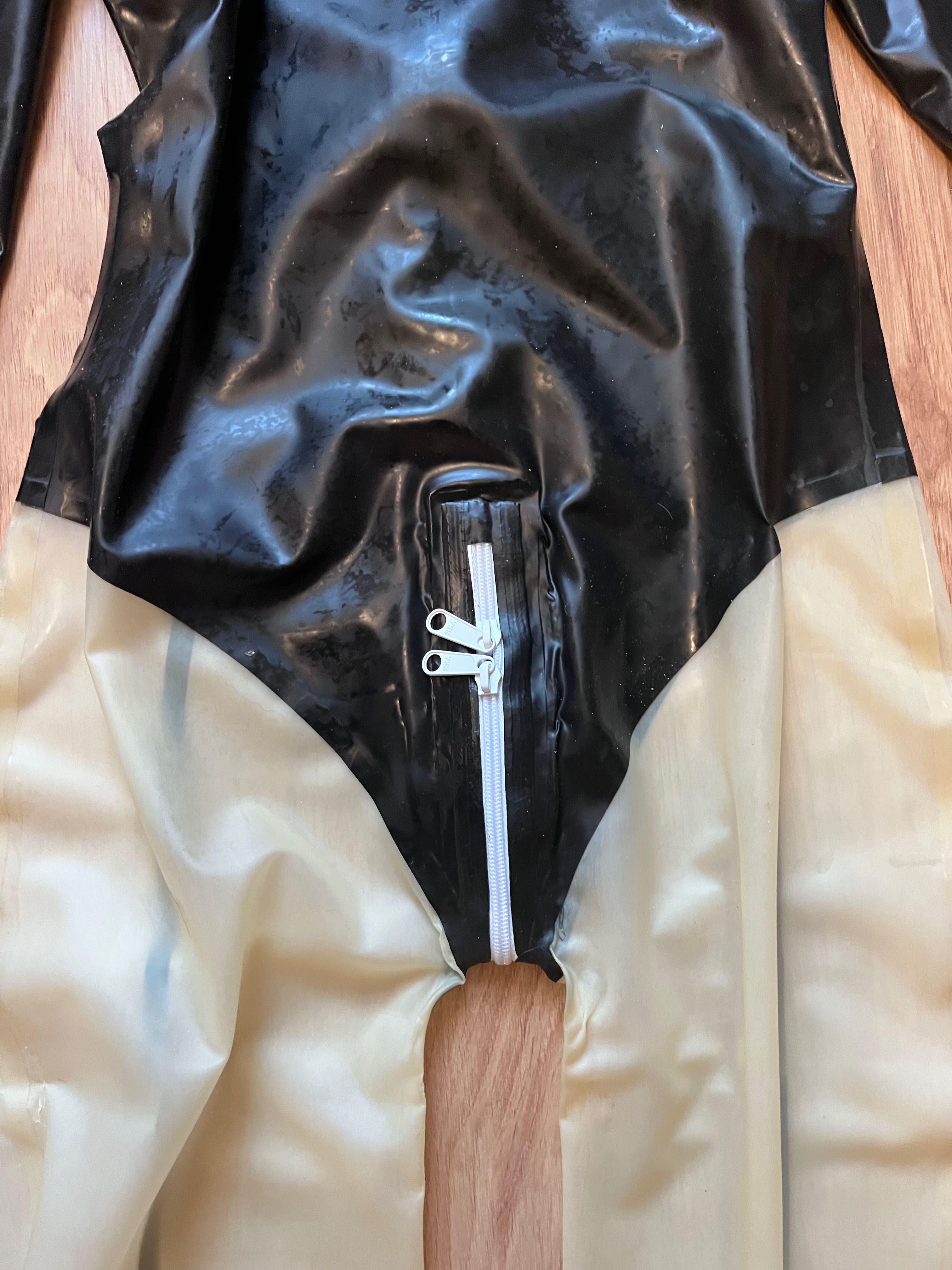 792/ OD RĘKI Kombinezon latex lateks catsuit czarno transparentny M