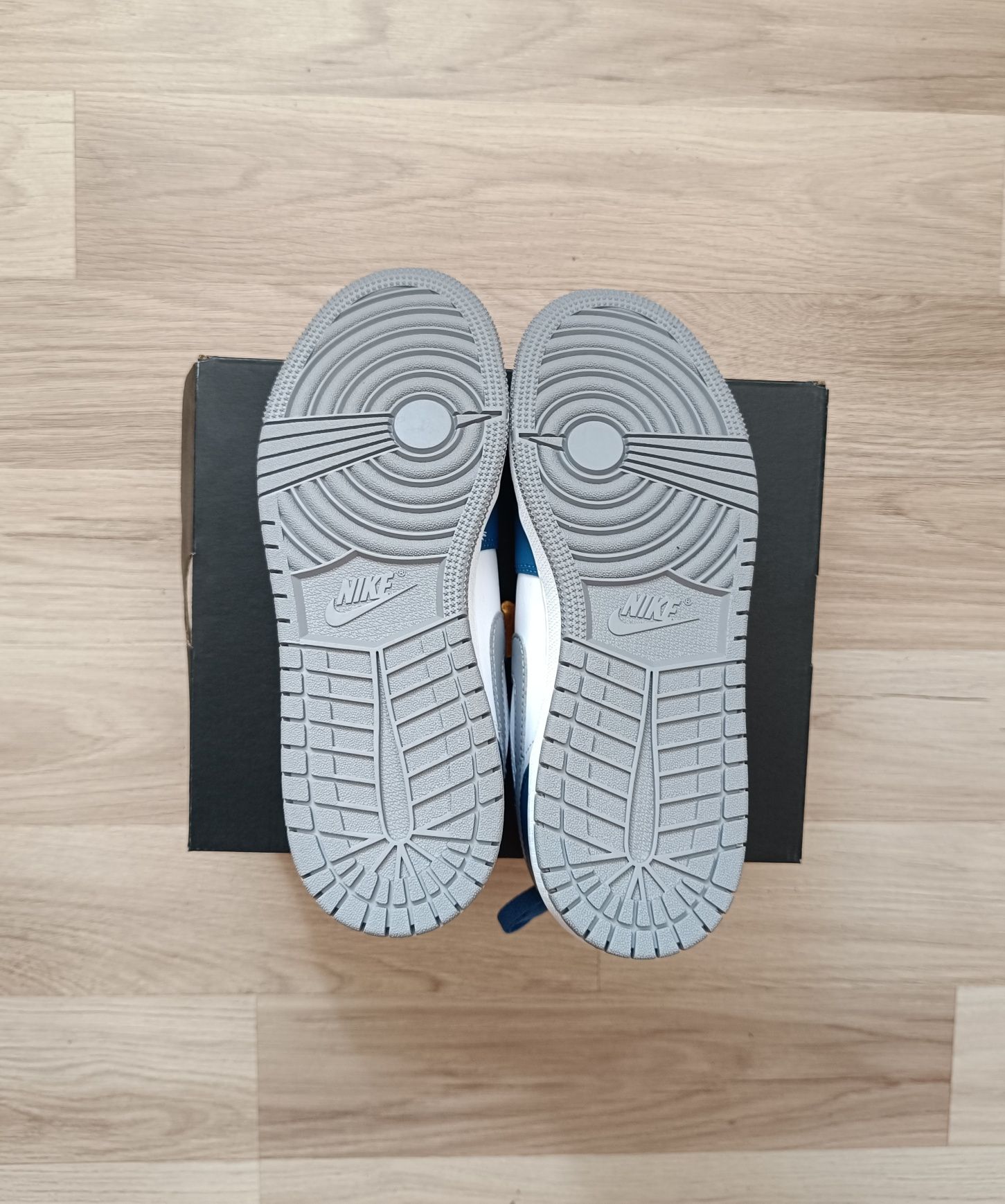 Buty damskie Nike Air Jordan 1 Low True Blue r. 38