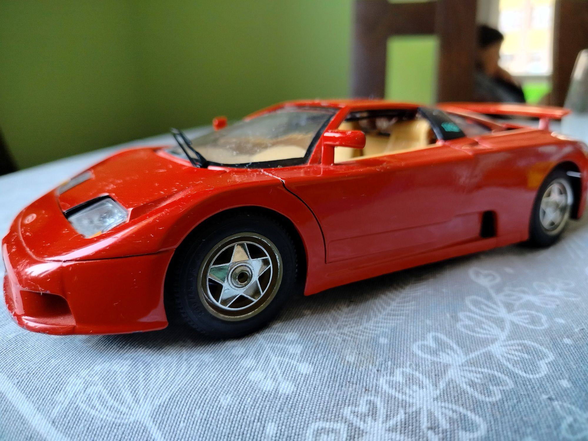 Model auta Bugatti w skali 1:18