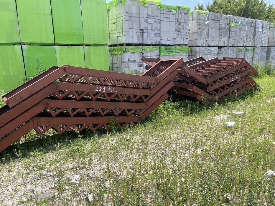 Металическая лестница, перила. Каркас.