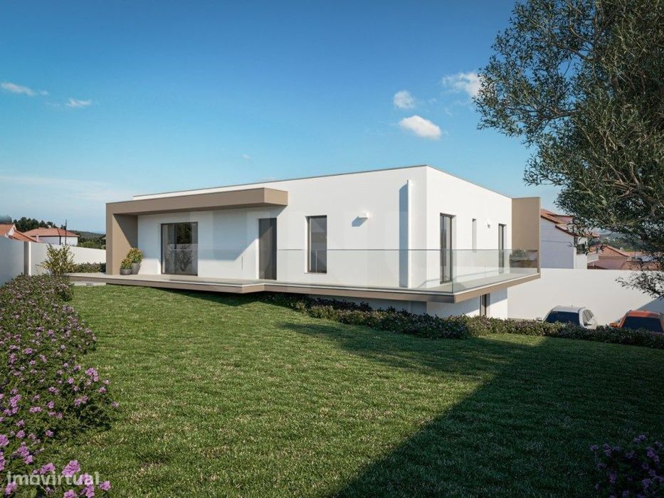 Lote de 660 m² com projeto para moradia isolada T3 na cidade de Tor...