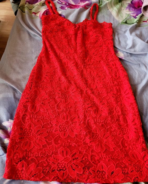Czerwona sukienka z koronki