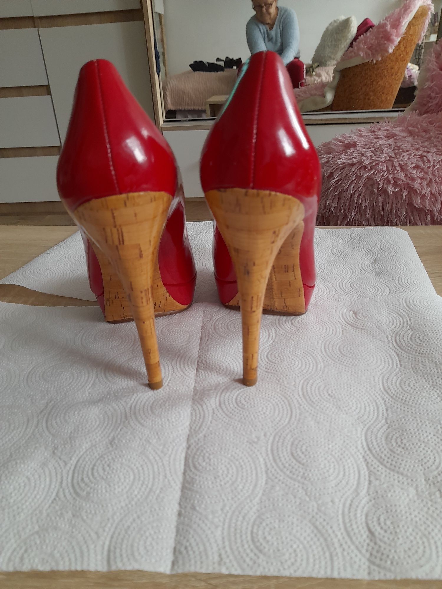 Przepiękne szpilki.Cudna czerwień. Długość wkładki 25cm.