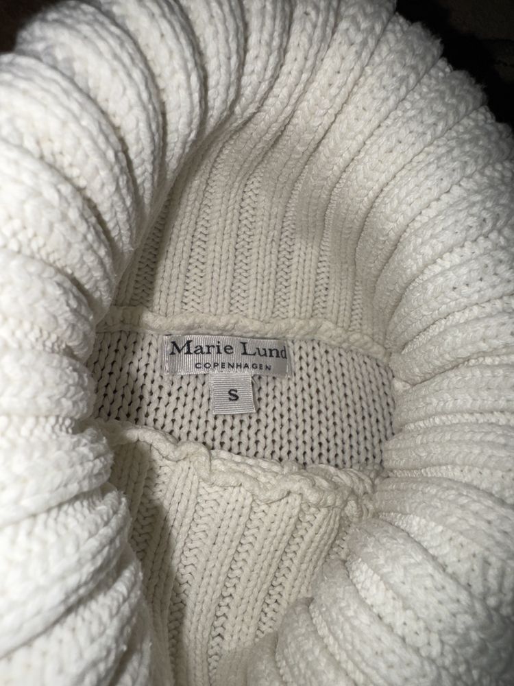 Biały sweter z golfem Marie Lund S