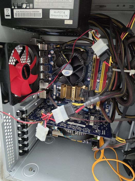 Intel core 2 duo e8400 + 2gb ram + Radeon HD 4800 512mb + 2 hdd