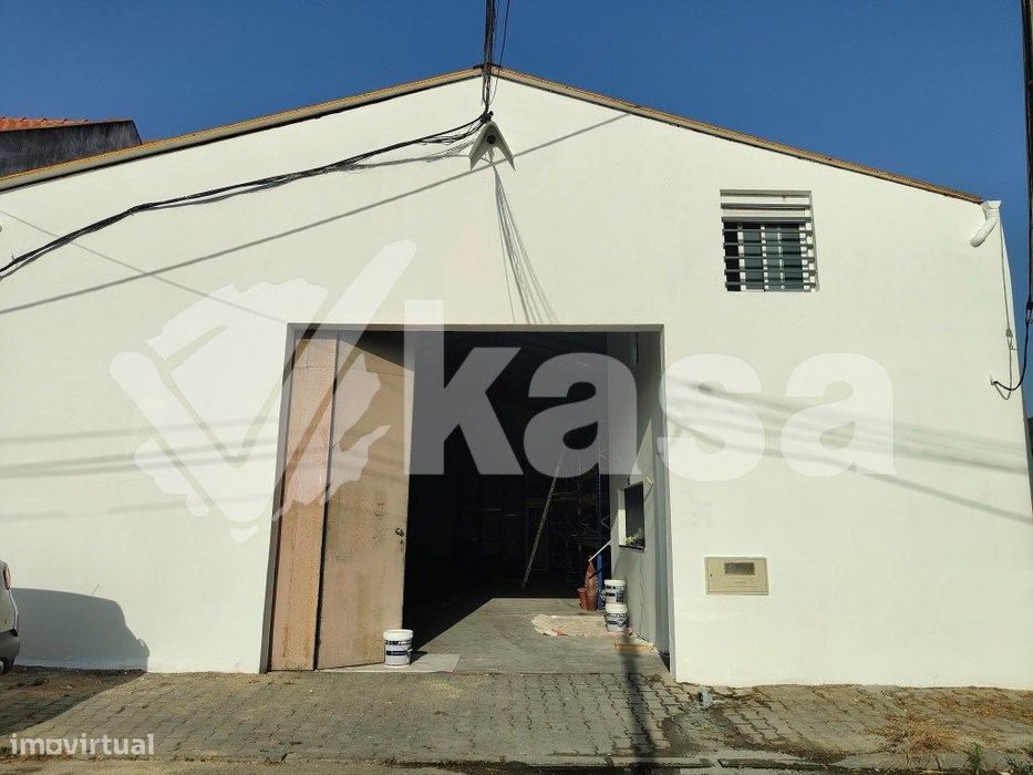 Armazém 250 m² - Excelente Localização e Pronto a Usar