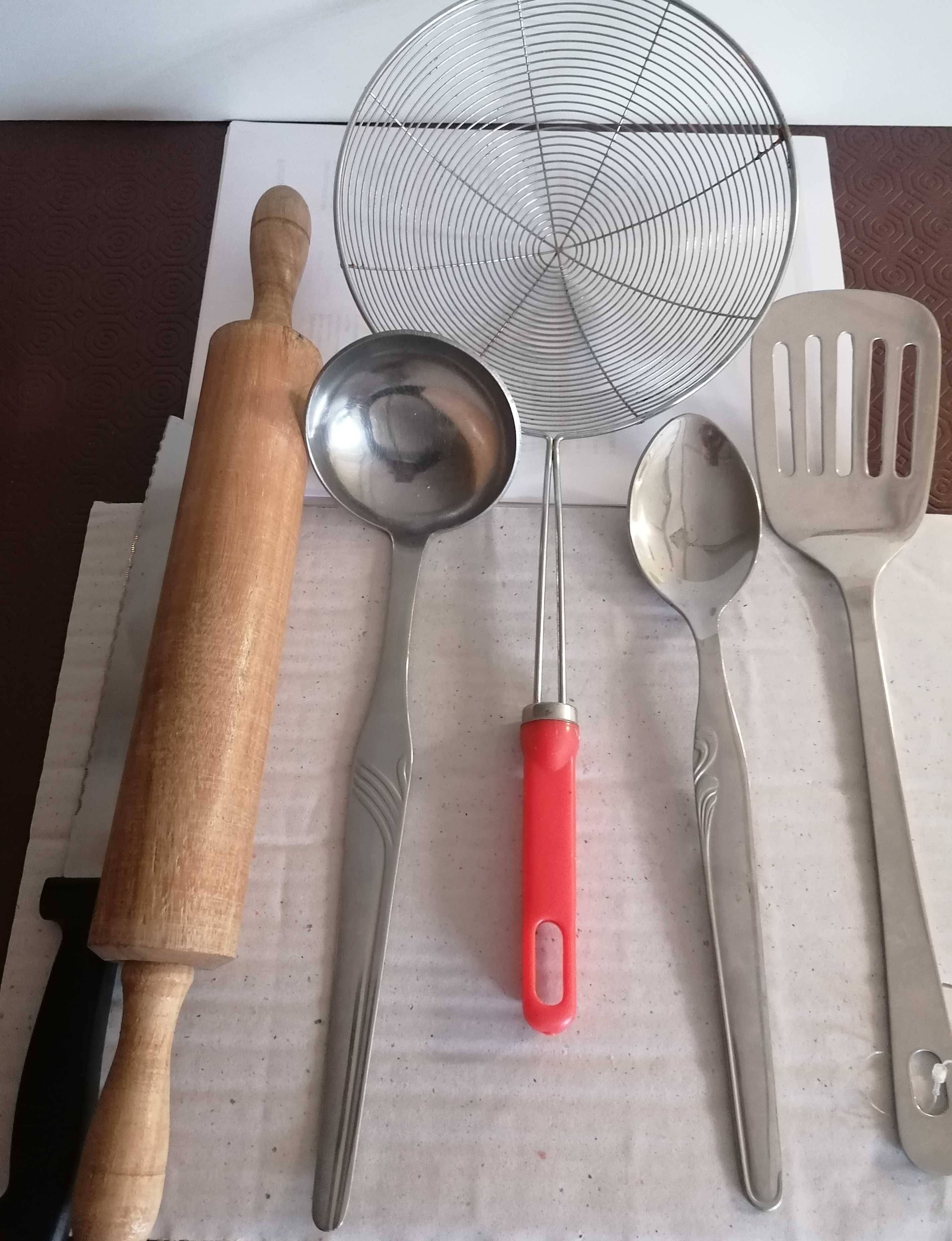 Rolo, faca, colheres de cozinha e outros, lote por 5€