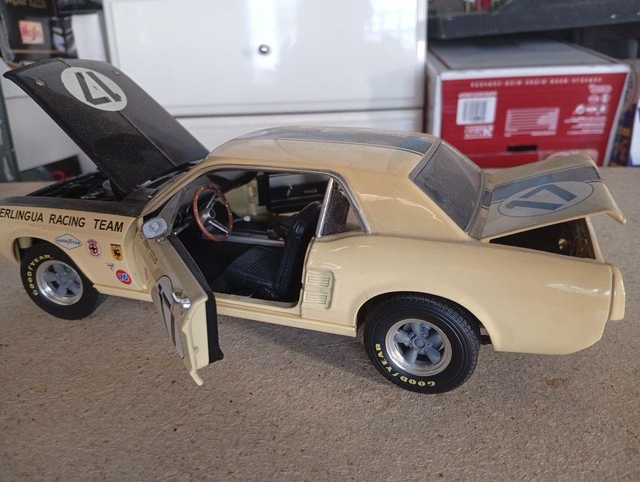 Miniatura 1/18 Ford Mustang