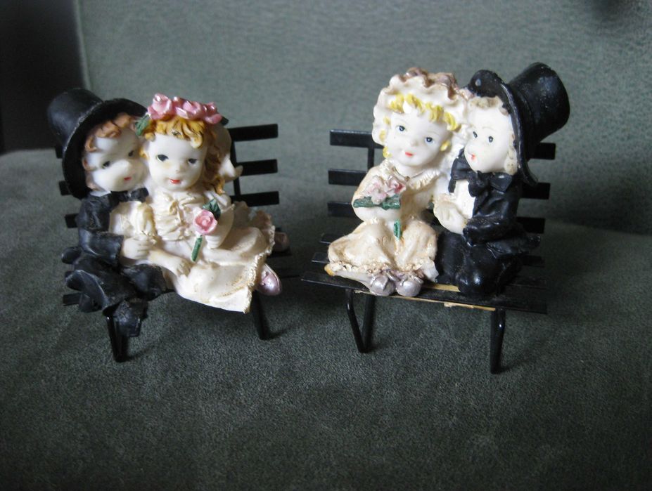 Namorados e Noivos na Banco de Jardim- 4 diferentes