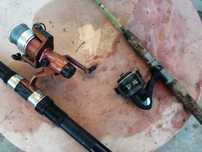 Duas canas de pesca usadas prontas a usar os carretos estão como novos