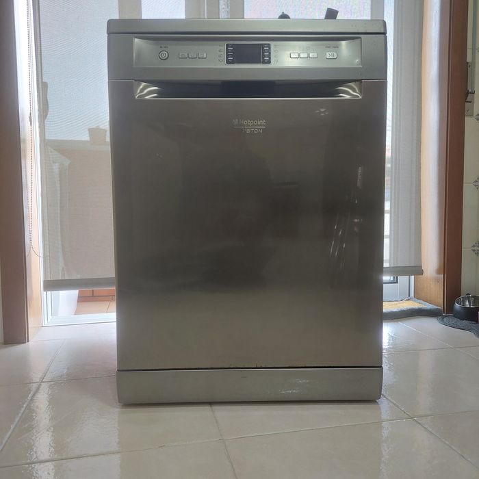 Máquina lavar loiça. A funcionar e em bom estado.