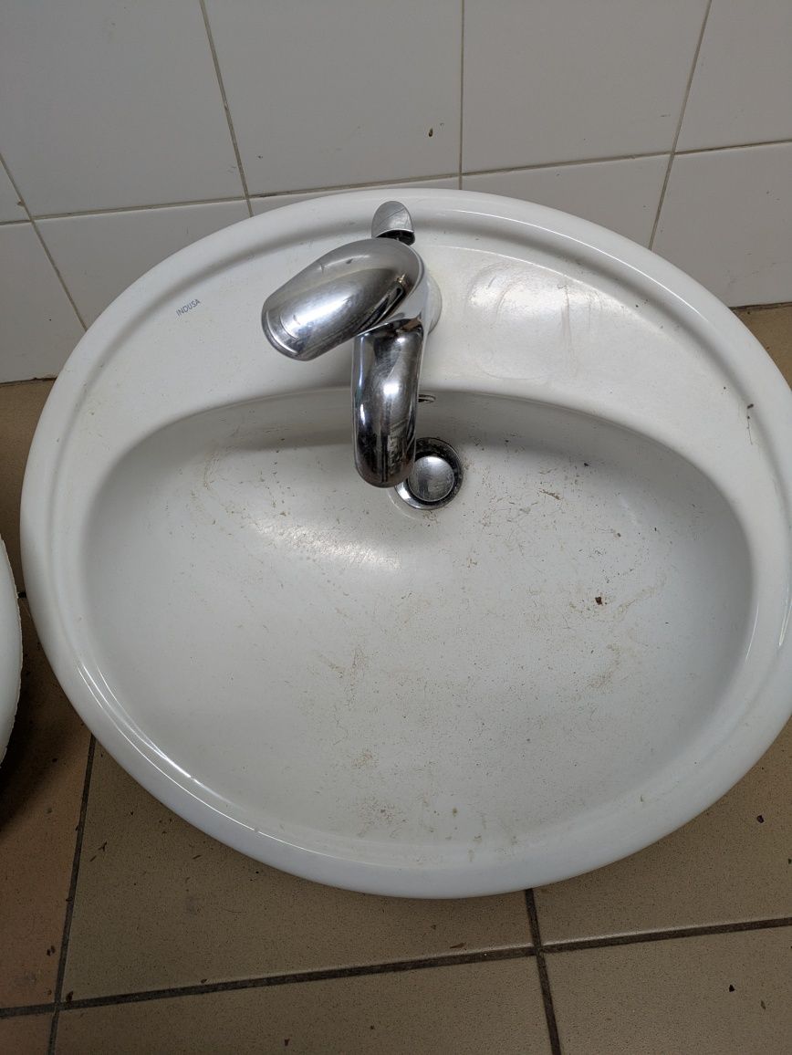 lavatórios com torneira