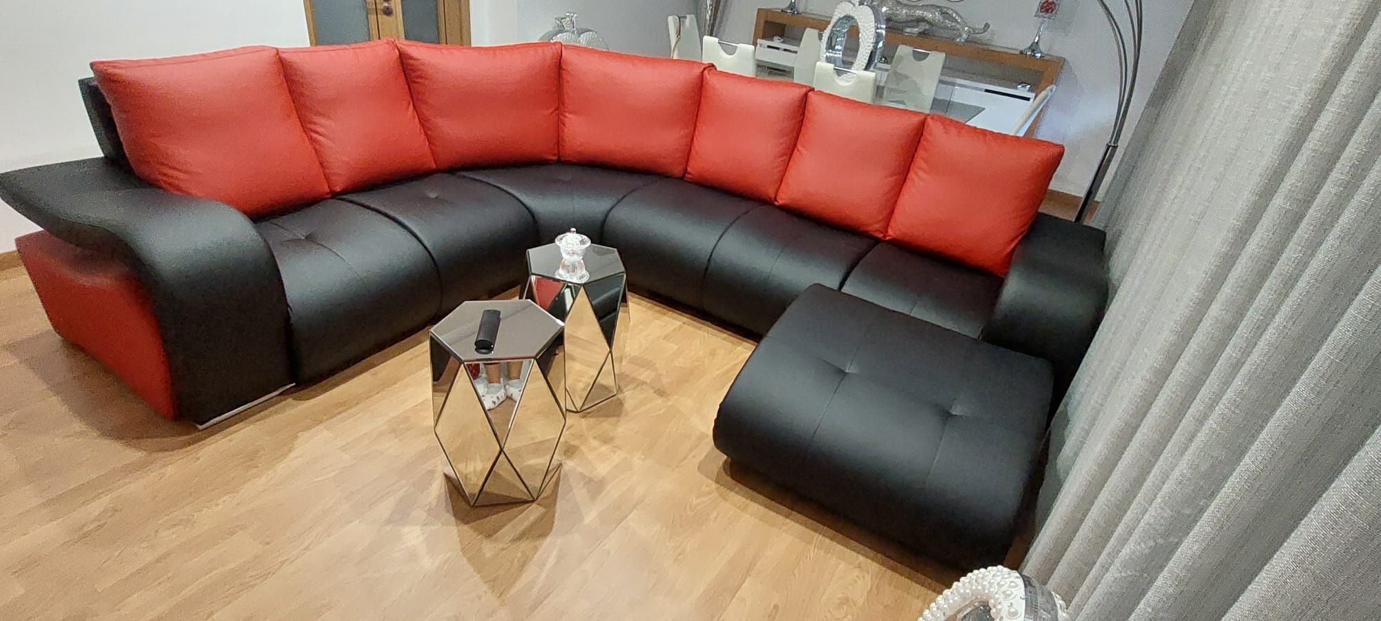 Sofá  vermelho e preto