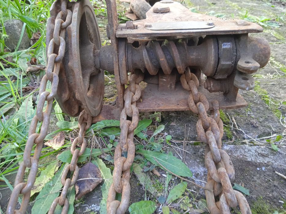 Zabytkowa wciągarka łańcucowa