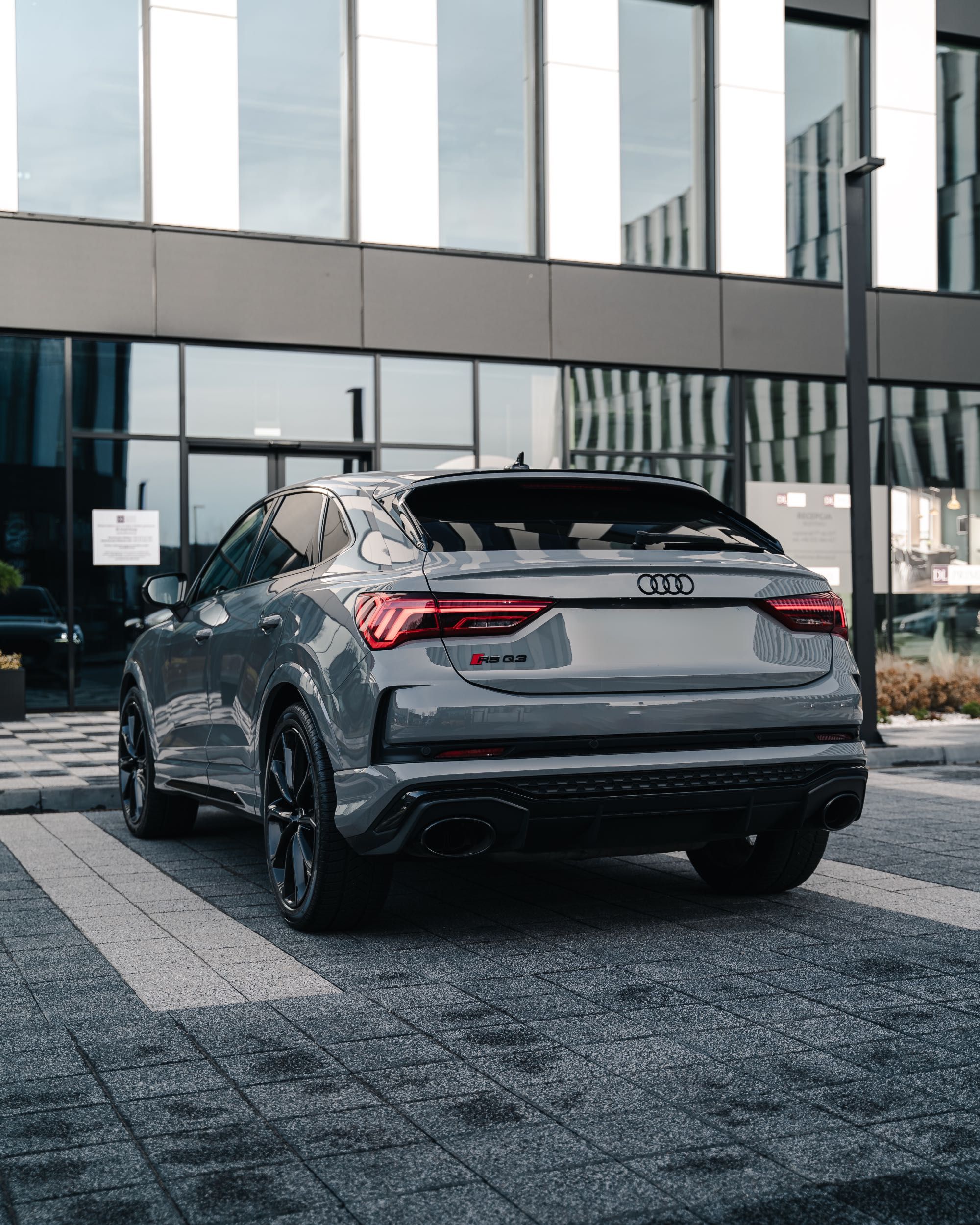 Wynajem Audi RSQ3 Nardo Grey Quattro bez kaucji wypożyczalnia samochod