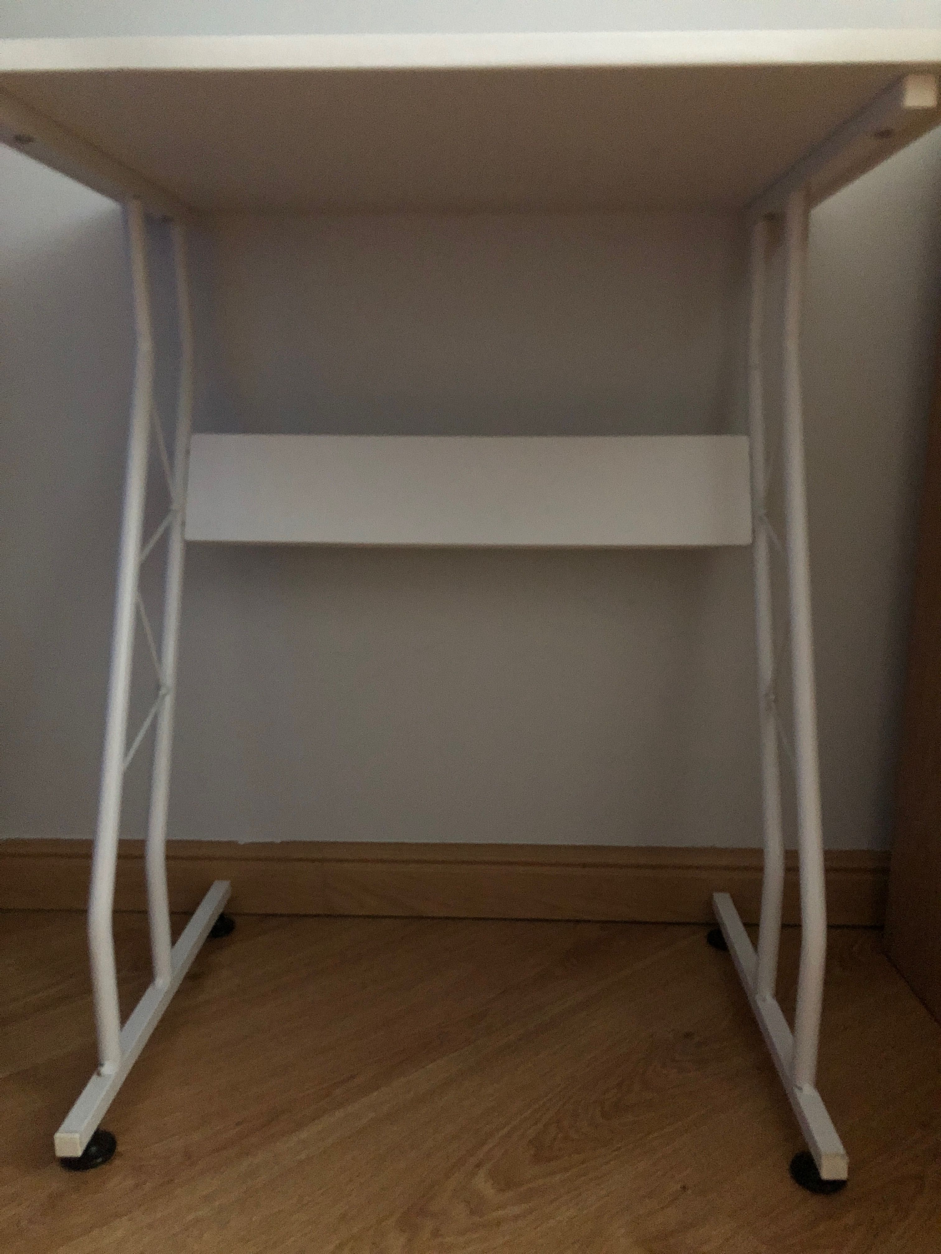 Mesa branca de apoio