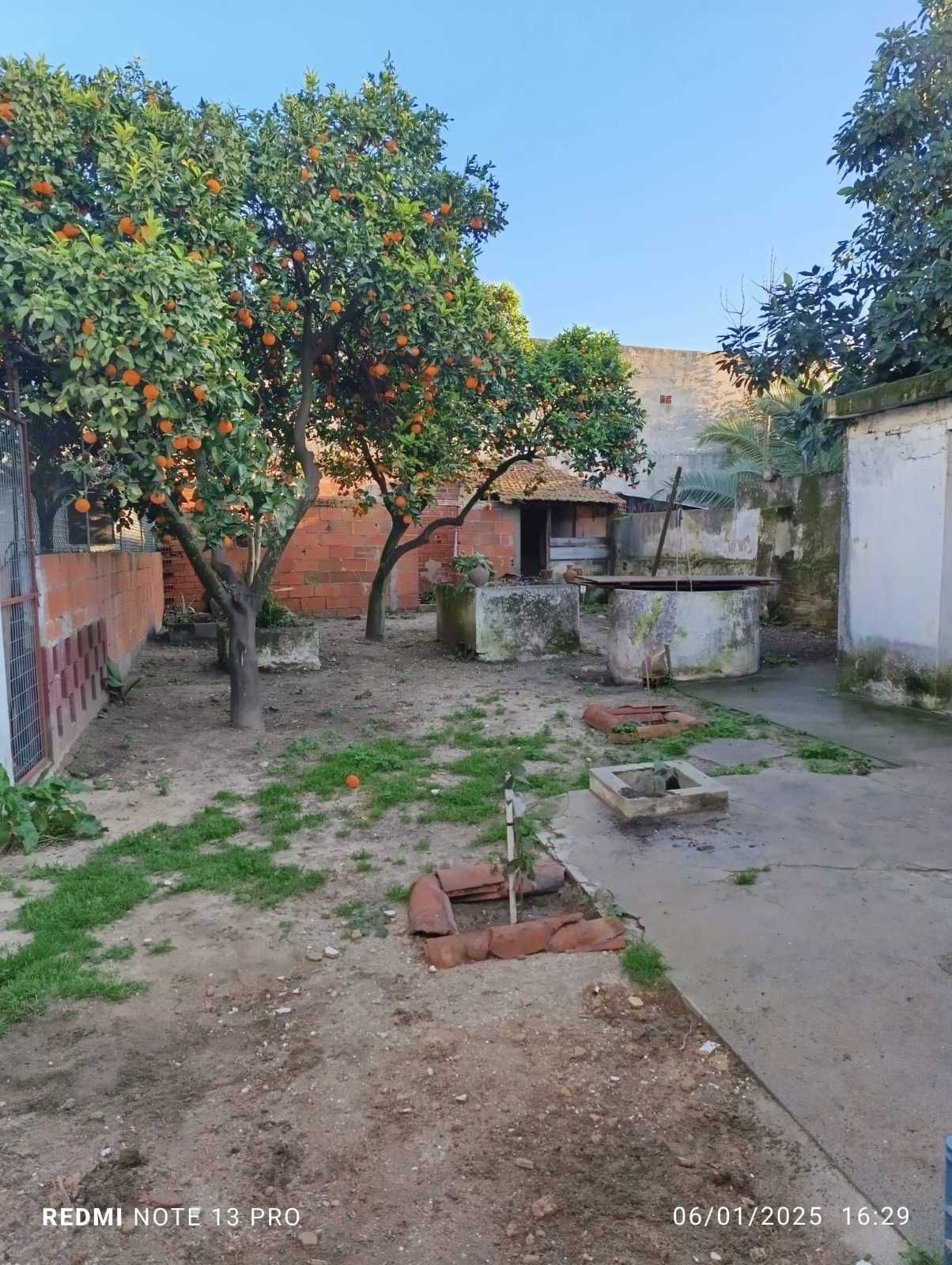Moradia térrea com quintal dentro da cidade