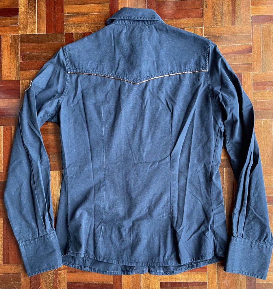 Camisa azul escura com botões metálicos (Tiffosi, tamanho L)