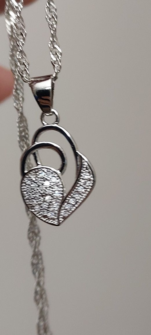 Srebrny łańcuszek z zawieszką serce cyrkoniowe