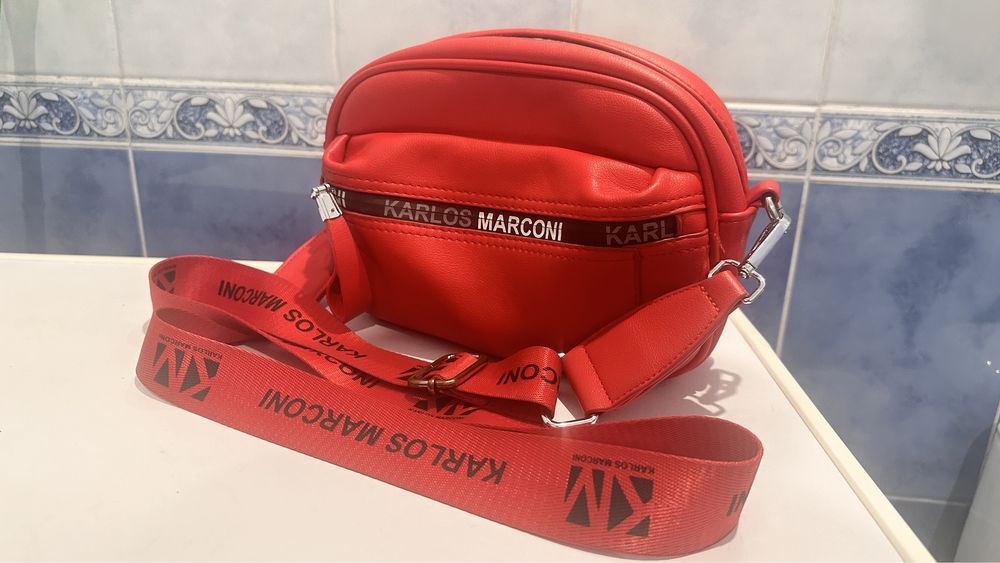 Продам стильную красную сумку