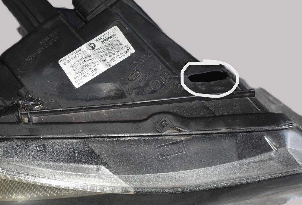 Farol direito Bmw E90/E91 com defeito