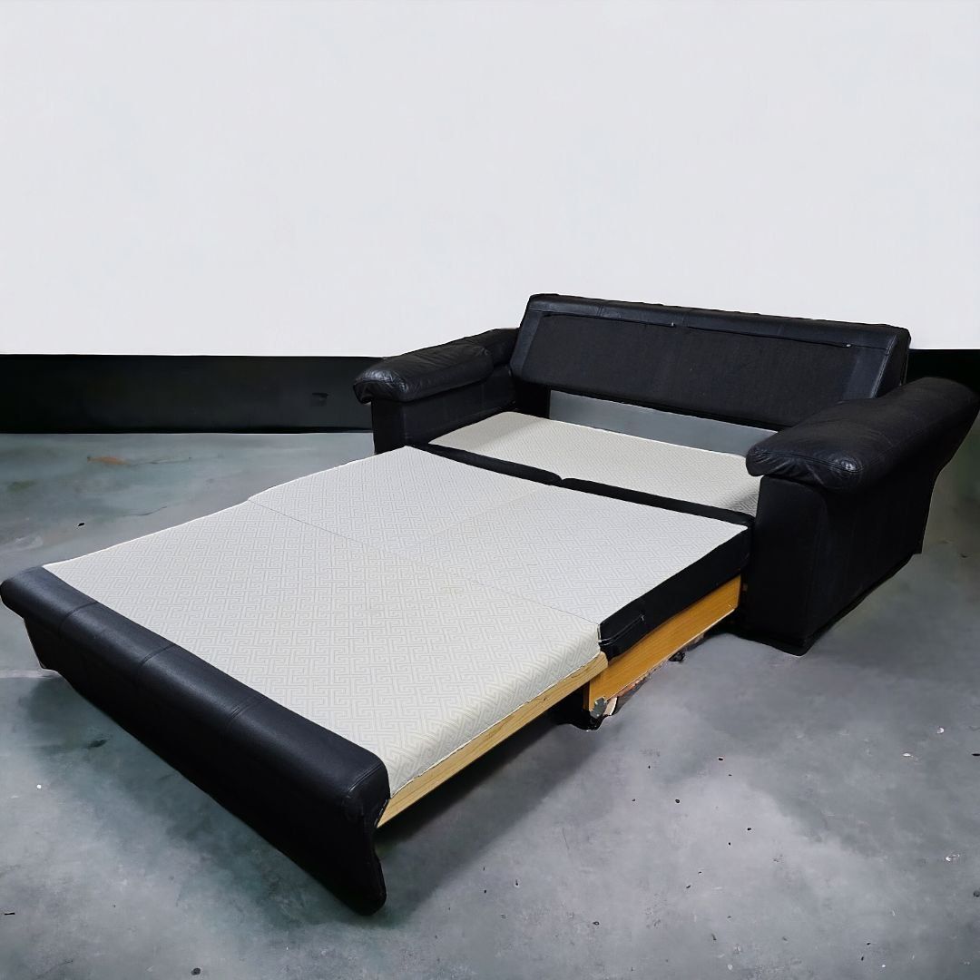 Кожаный раскладной  черный  диван.  Б/у. Германия