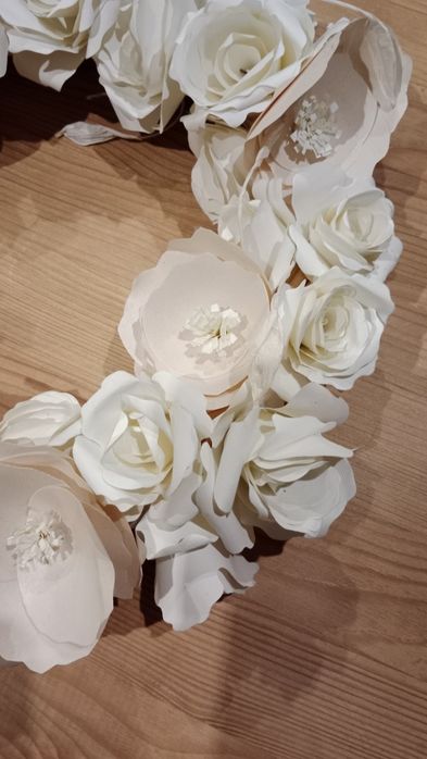 Wianek z papierowych kwiatów.