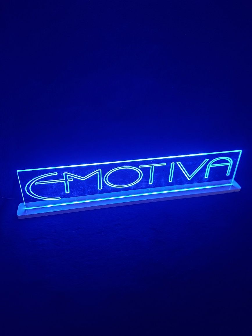 Emotiva logo LED lampka