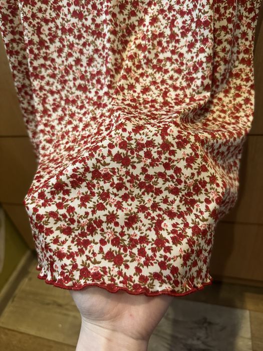 Яскрава спідниця з квітковим принтом