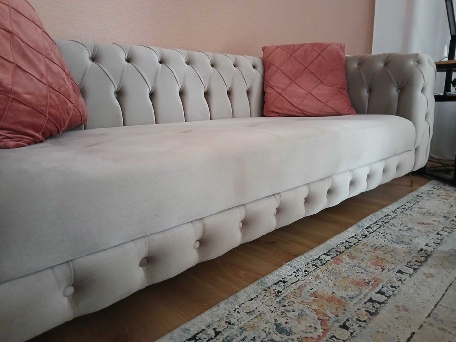 Sofá Chesterfield com pouco uso.