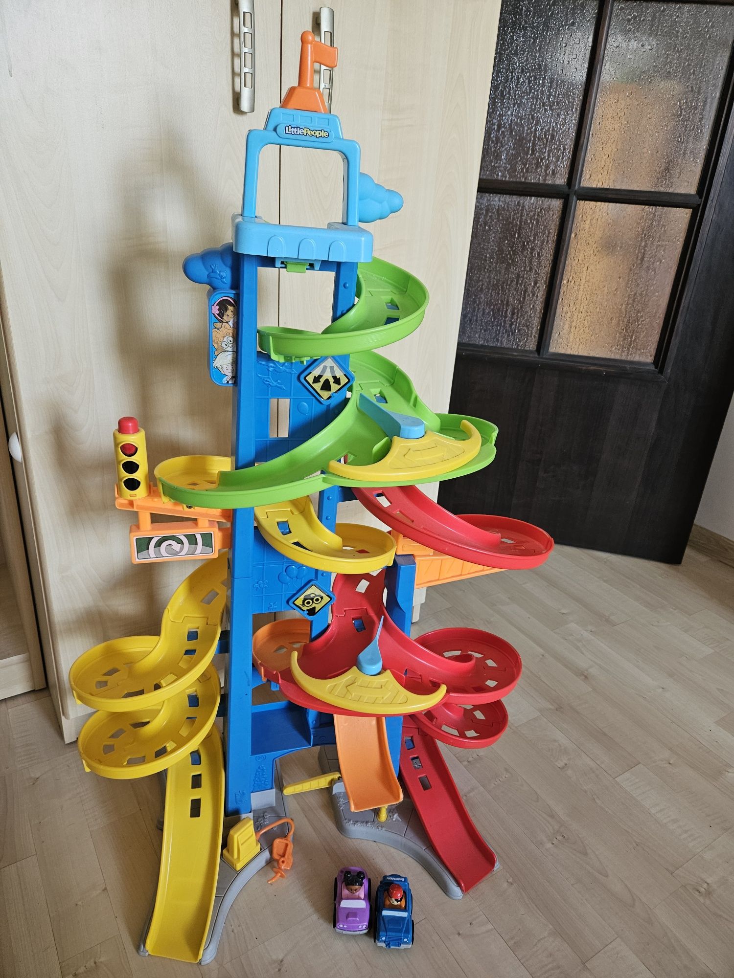Zjeżdżalnia Little People z dwoma samochodzikami