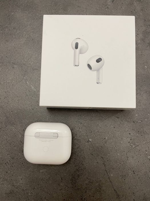 Apple AirPods (3rd generation) з MagSafe Charging Case.