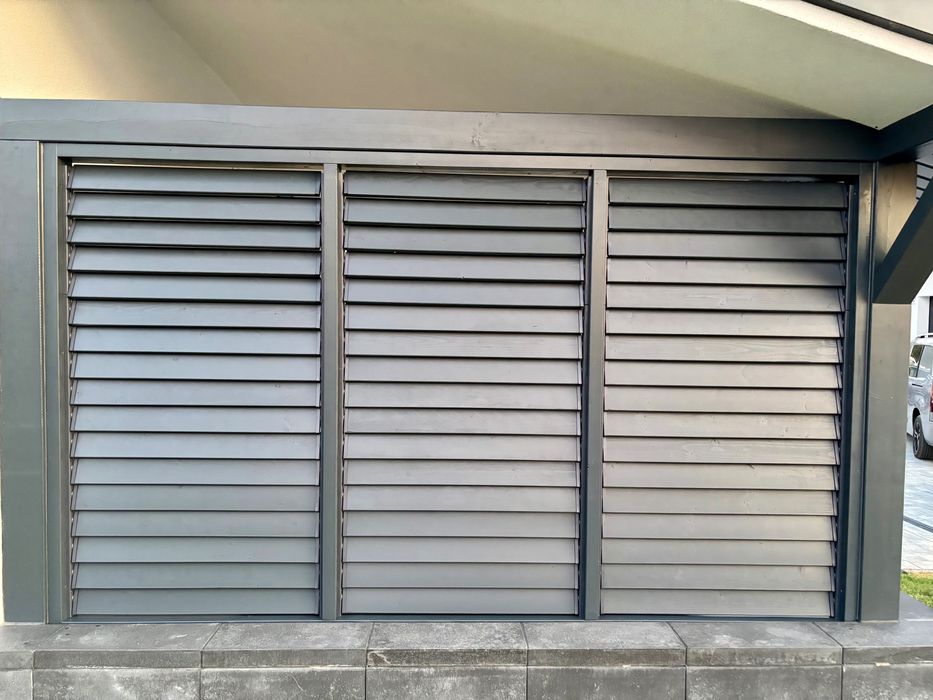 Żaluzje drewniane ruchome deseczki zabudowa tarasów altan i balkonów