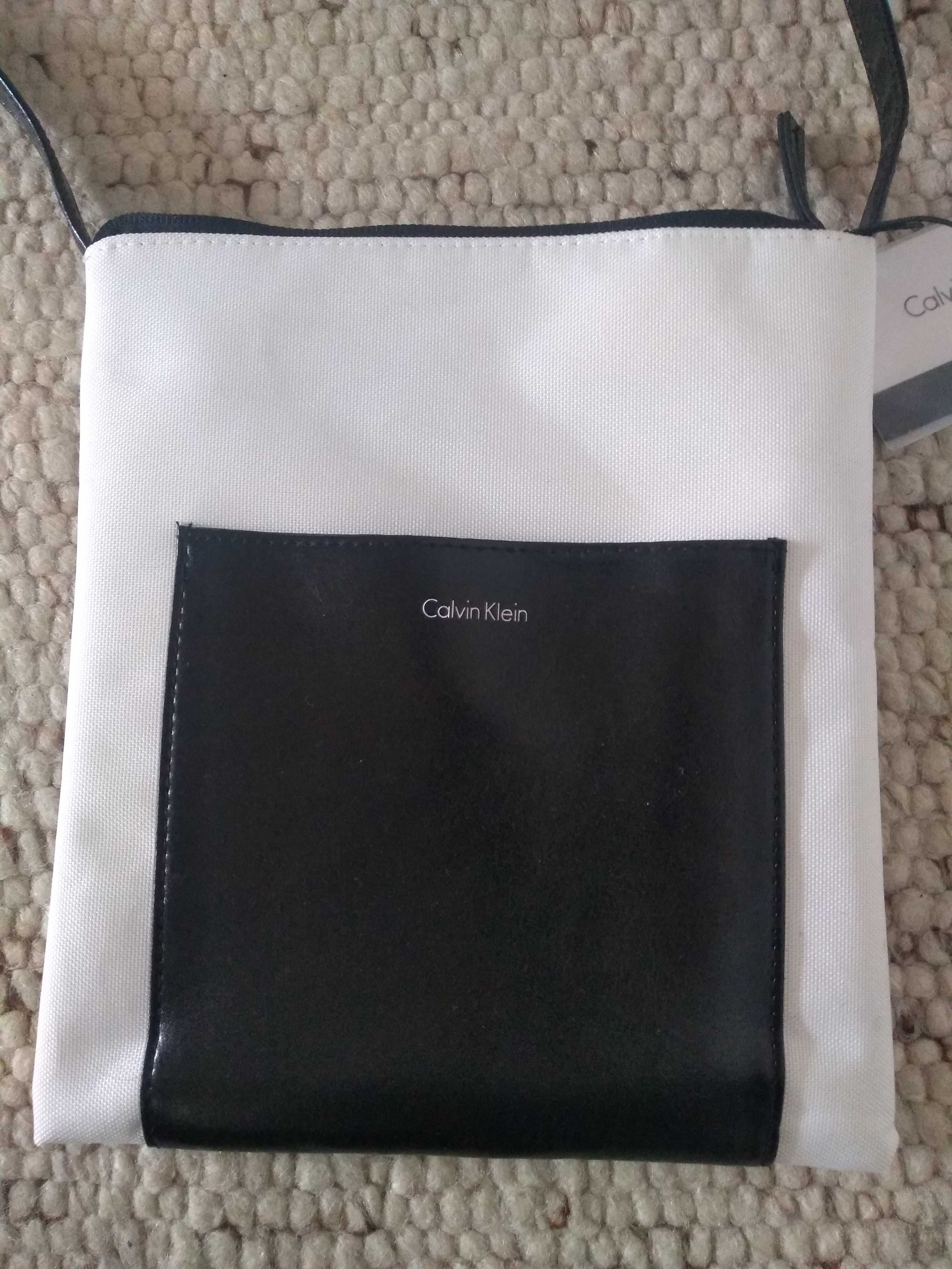 Mała torebka na ramię Calvin Klein