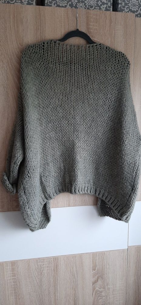 Oliwkowy sweterek narzutka kardigan Varlesca