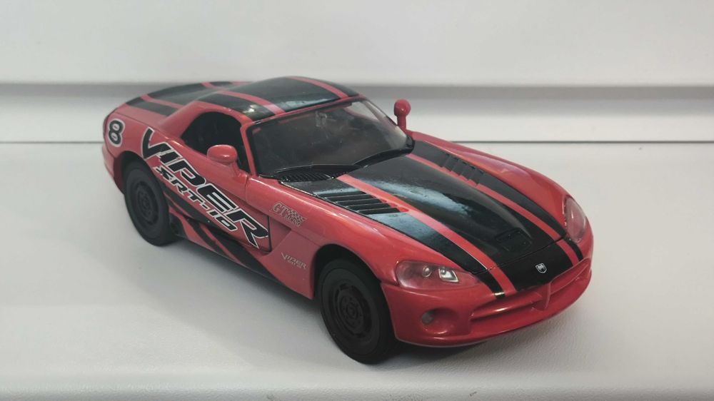 Модель, машинка Dodge Viper SRT-10 1.24 Motormax