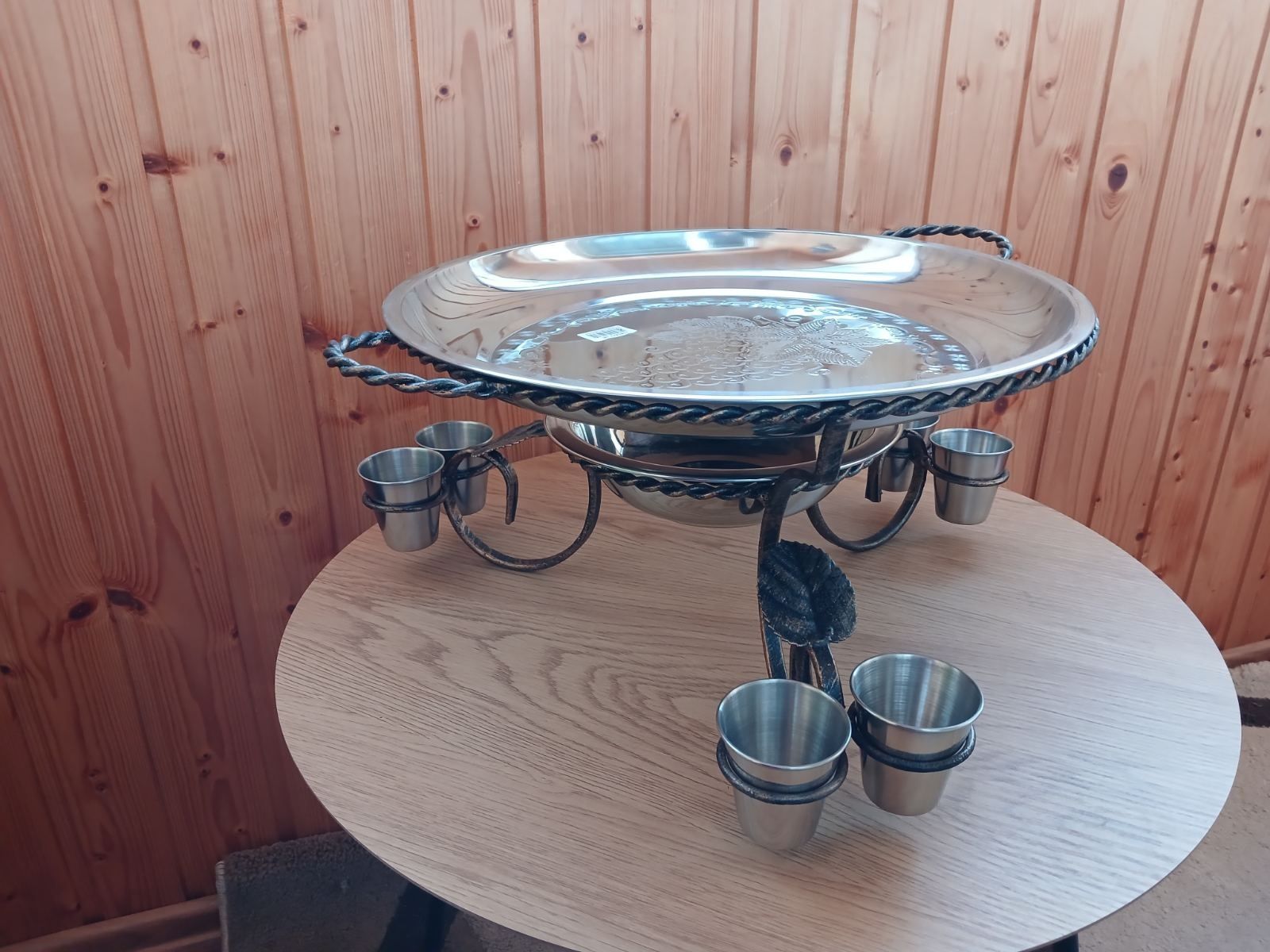 Садж с шестью рюмками. Блюдо для разогрева шашлыка.