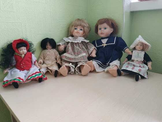 Мала колекція фарфорових ляльок.