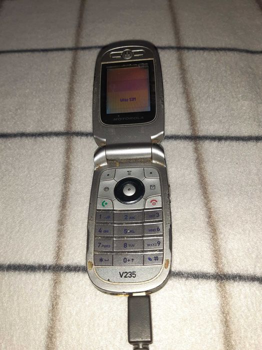 MOTOROLA z klapką, starszy model z oryginalną ładowarką i baterią