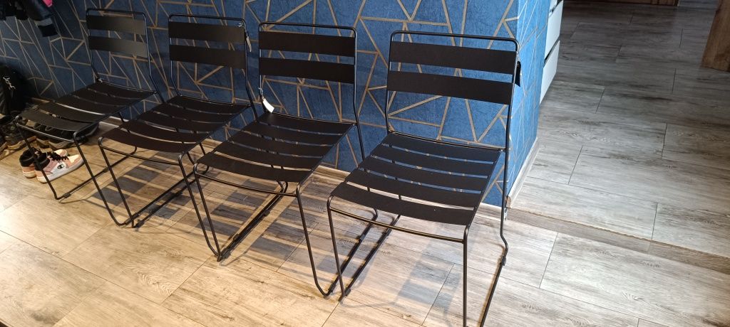 Skandynawskie krzesła metalowe w czarnym kolorze
