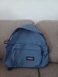 Mochila azul escura com etiqueta