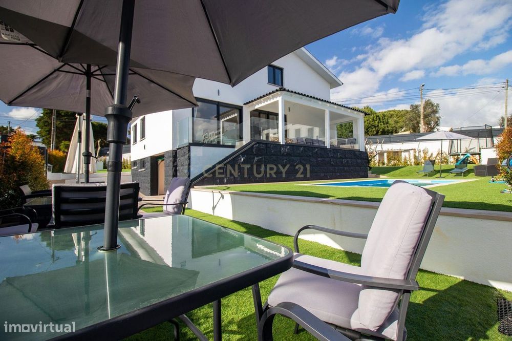 Vivendo o Sonho: Luxuosa Moradia T5 em Albarraque com Espaço de Lazer